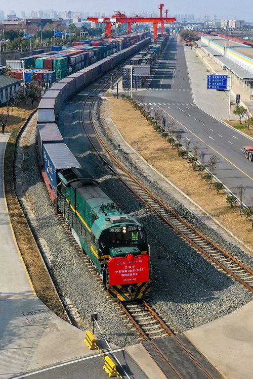 长三角地区首发中老铁路国际货运列车
