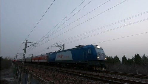 京广铁路上的速度与激情 客车K117与K258会车，货运X8109展现强劲动力